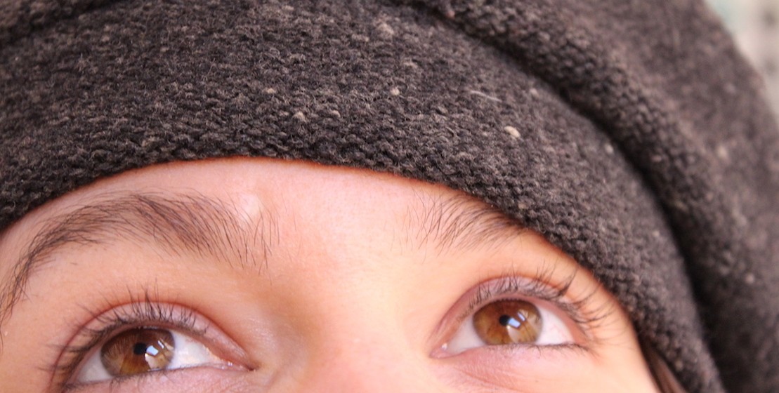 sourcils, chapeau, gros plan yeux, malice, écrivain