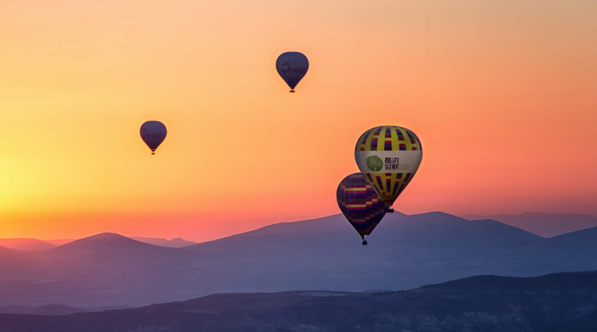 Ballons, ciel, coucher soleil, montagnes