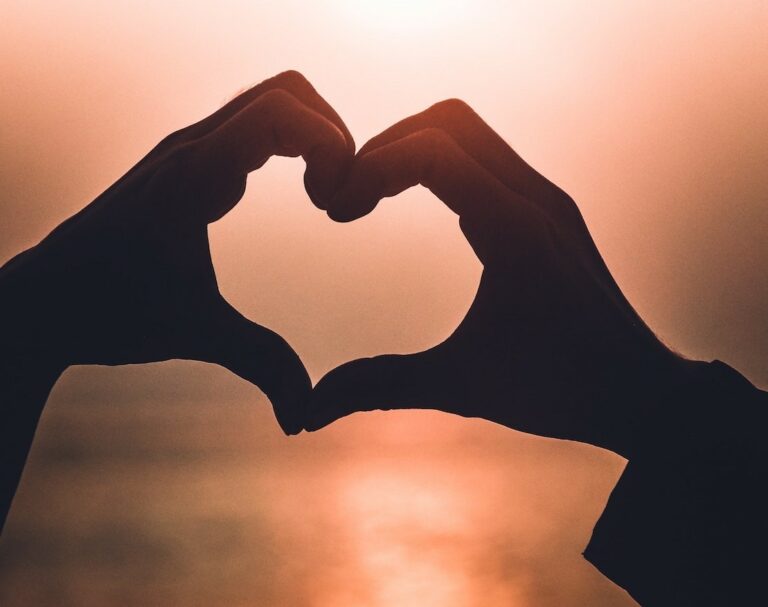 coeur avec les mains