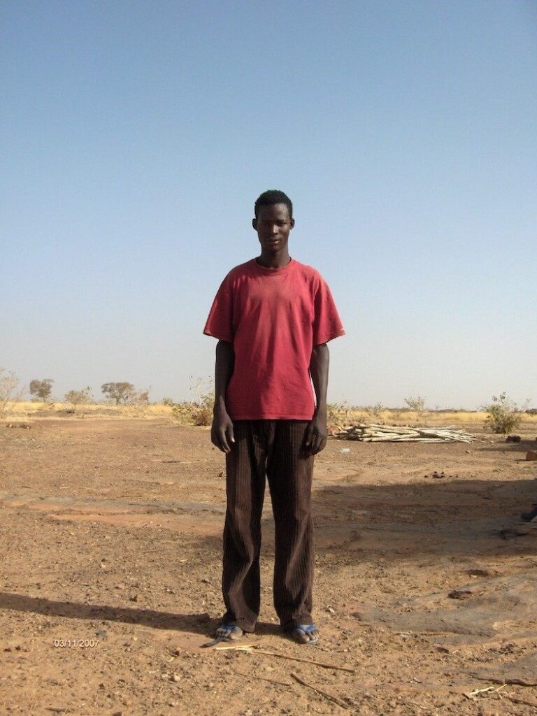 un homme debout e1621263751272